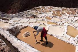 Merasakan Keajaiban Alam Maras Salt Ponds di Peru