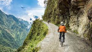 Petualangan Ekstrem Bersepeda di Jalur Death Road, Peru